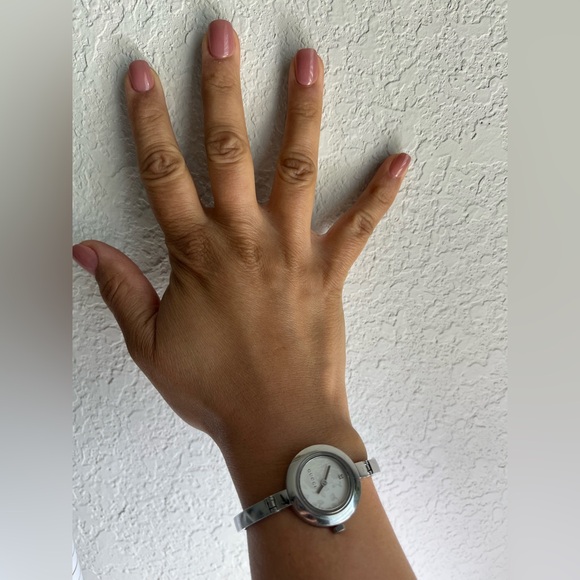 GUCCI 105 Flower diamond Bangle series YA105514 ladies watch. - Picture 9 of 13